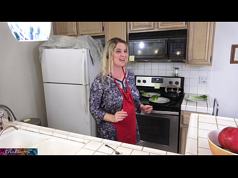 ❤️ Matrigna che lo munge in cucina prima del suo appuntamento Porno fatto in casaal it.quizfarmature.ru ❤️